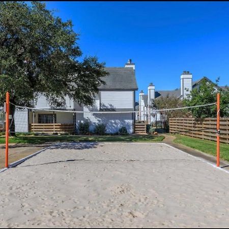 The Cozy Clouds Resort At Nrg Houston Exterior photo