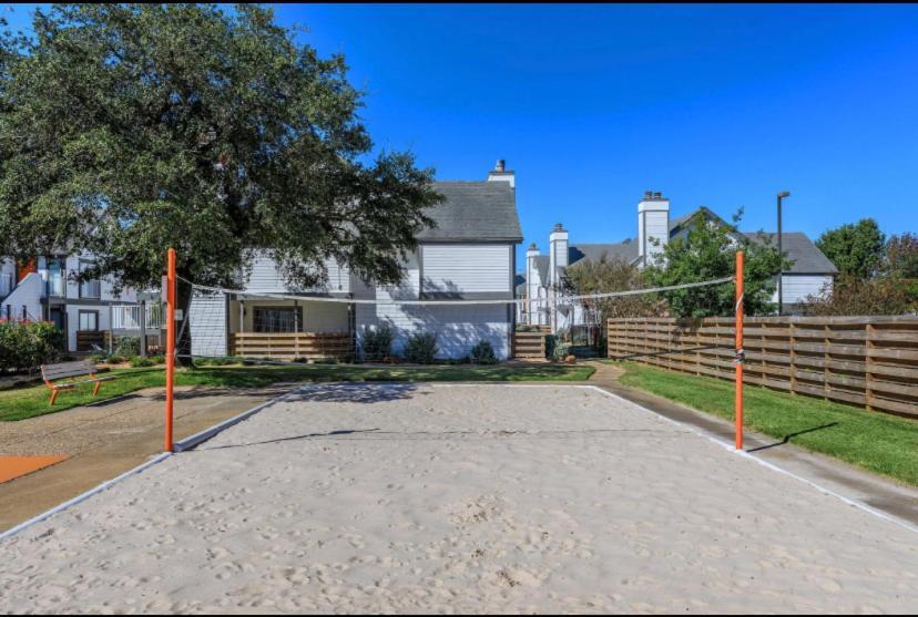 The Cozy Clouds Resort At Nrg Houston Exterior photo