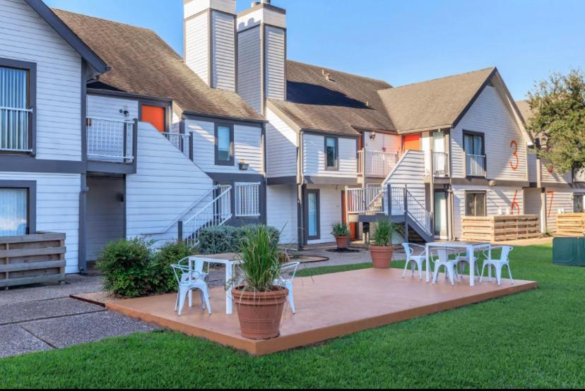 The Cozy Clouds Resort At Nrg Houston Exterior photo