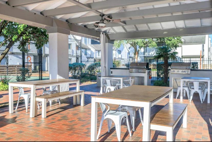 The Cozy Clouds Resort At Nrg Houston Exterior photo